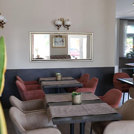 Hotel Forras Komárom エクステリア 写真