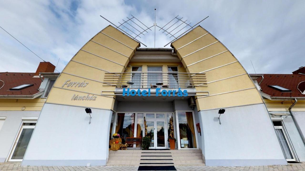 Hotel Forras Komárom エクステリア 写真