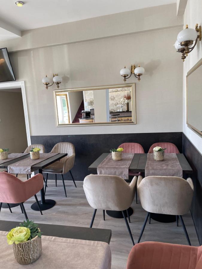 Hotel Forras Komárom エクステリア 写真