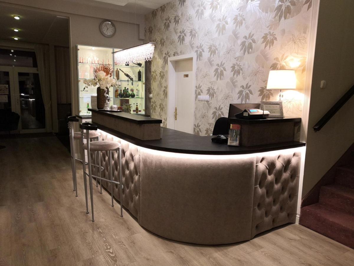 Hotel Forras Komárom エクステリア 写真