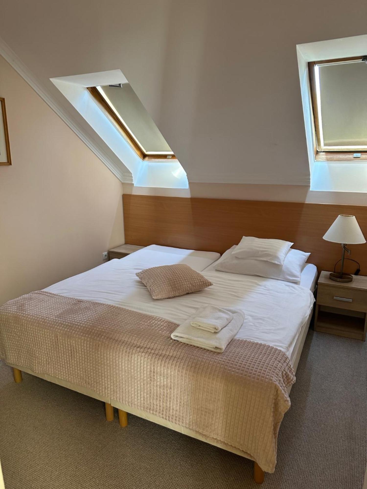 Hotel Forras Komárom エクステリア 写真