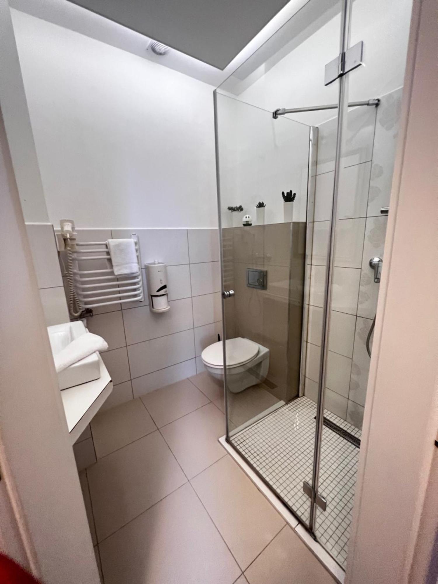 Hotel Forras Komárom エクステリア 写真