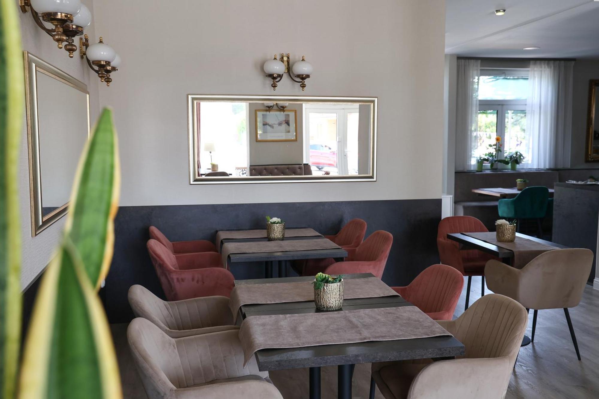 Hotel Forras Komárom エクステリア 写真
