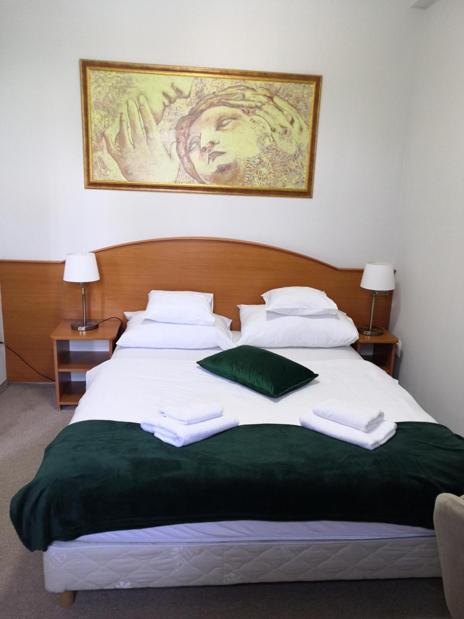 Hotel Forras Komárom エクステリア 写真