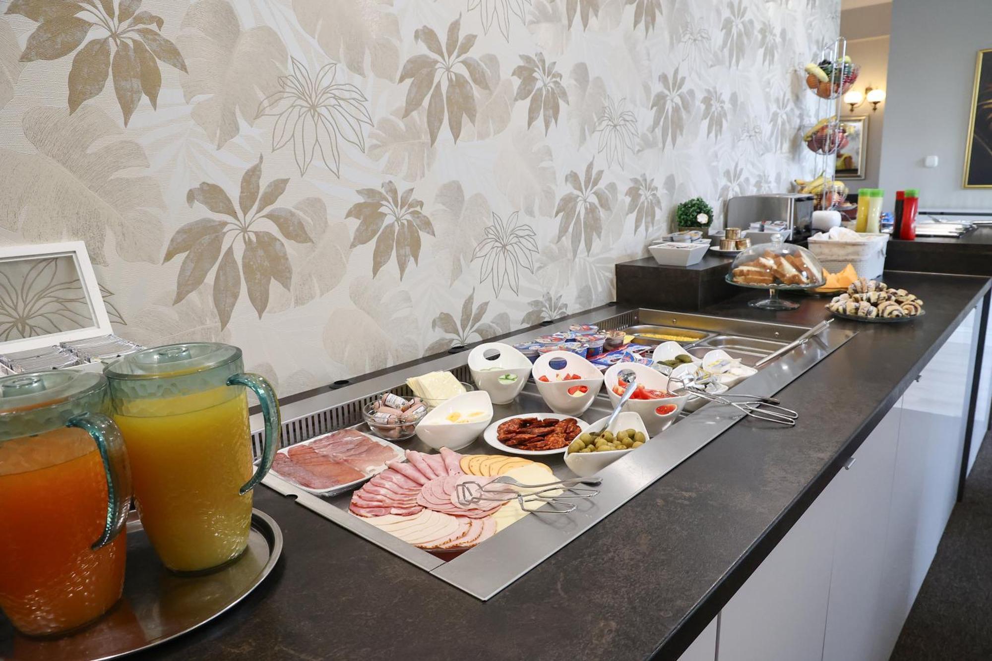 Hotel Forras Komárom エクステリア 写真