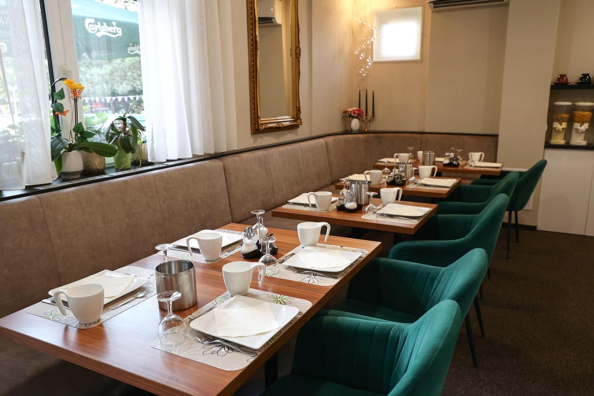 Hotel Forras Komárom エクステリア 写真
