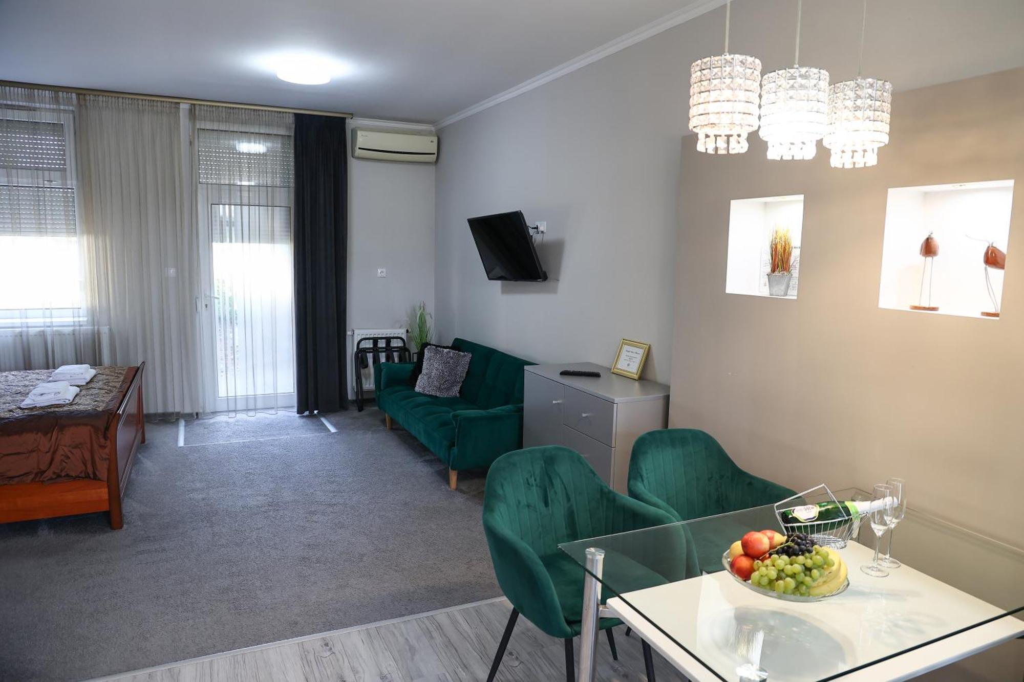 Hotel Forras Komárom エクステリア 写真
