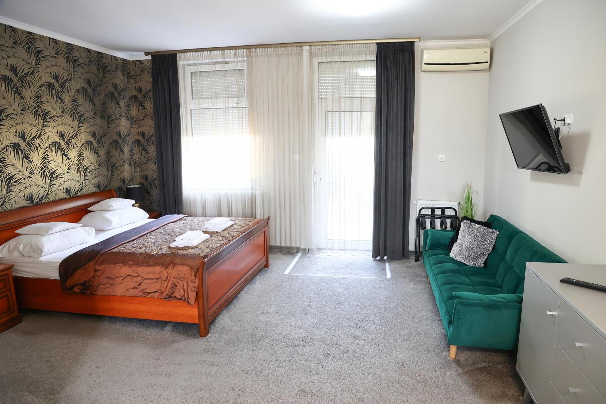 Hotel Forras Komárom エクステリア 写真