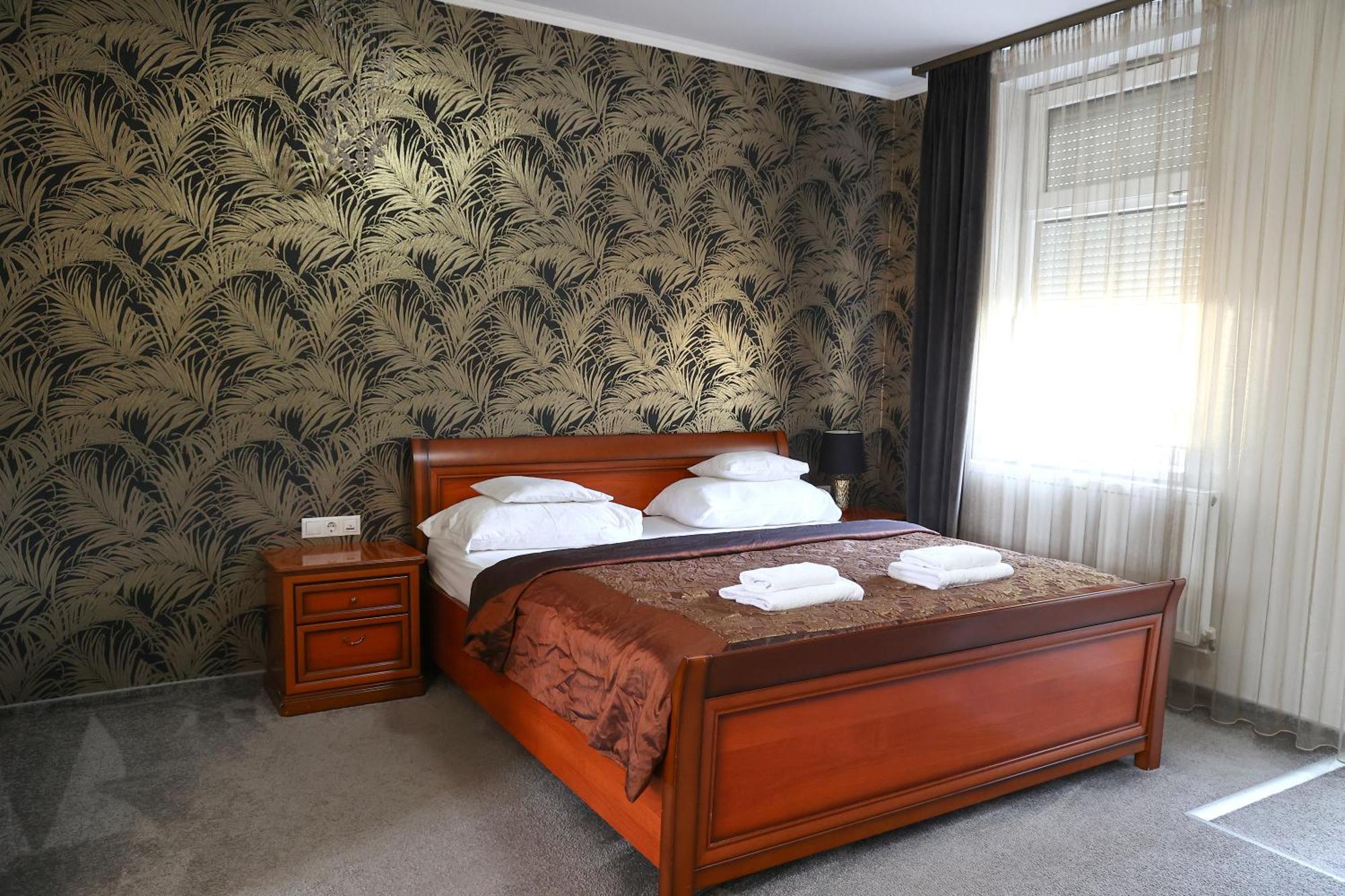 Hotel Forras Komárom エクステリア 写真