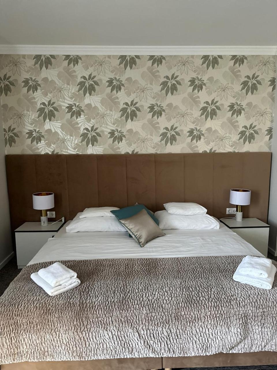 Hotel Forras Komárom エクステリア 写真
