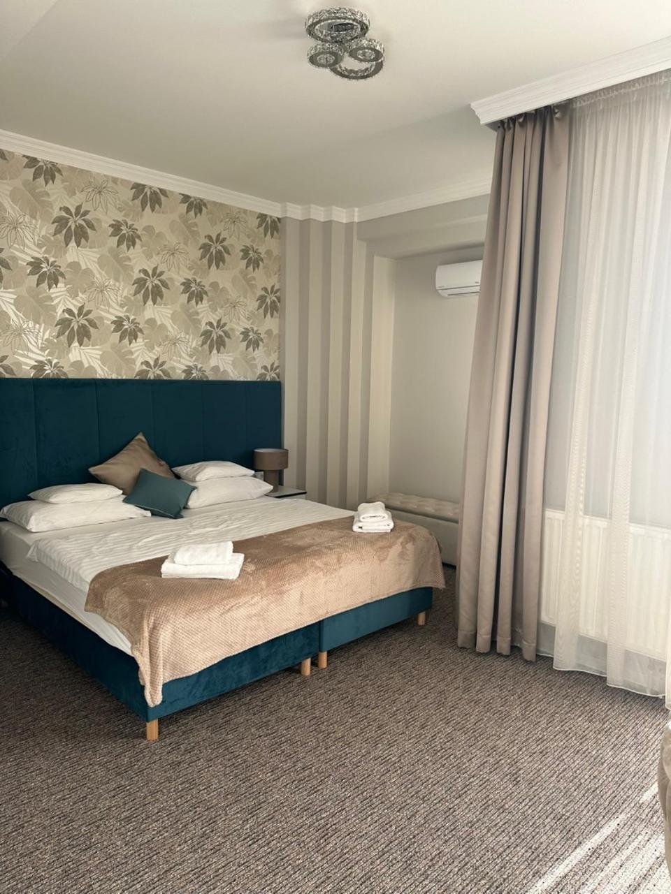 Hotel Forras Komárom エクステリア 写真