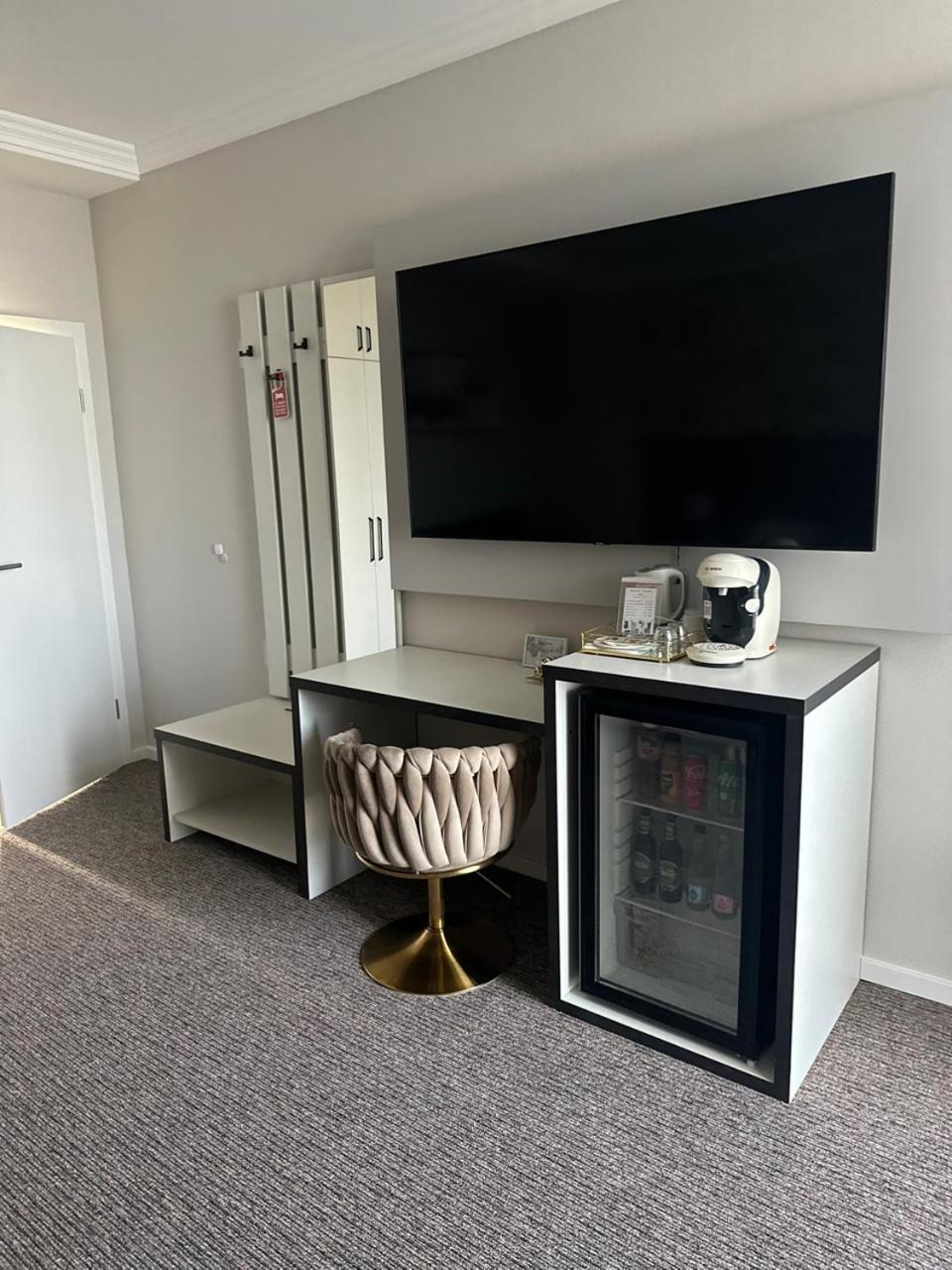 Hotel Forras Komárom エクステリア 写真