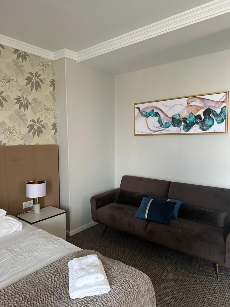 Hotel Forras Komárom エクステリア 写真