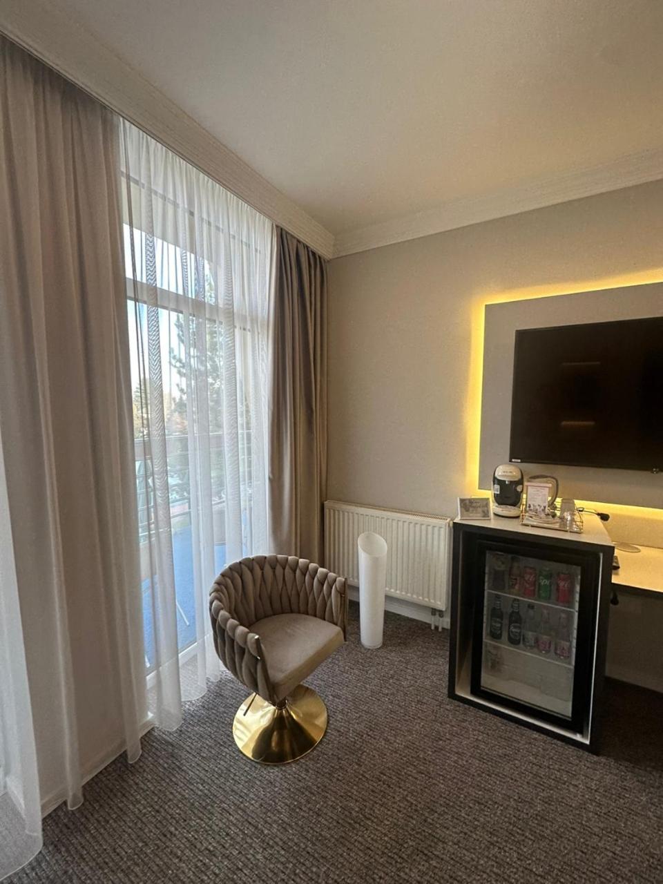 Hotel Forras Komárom エクステリア 写真