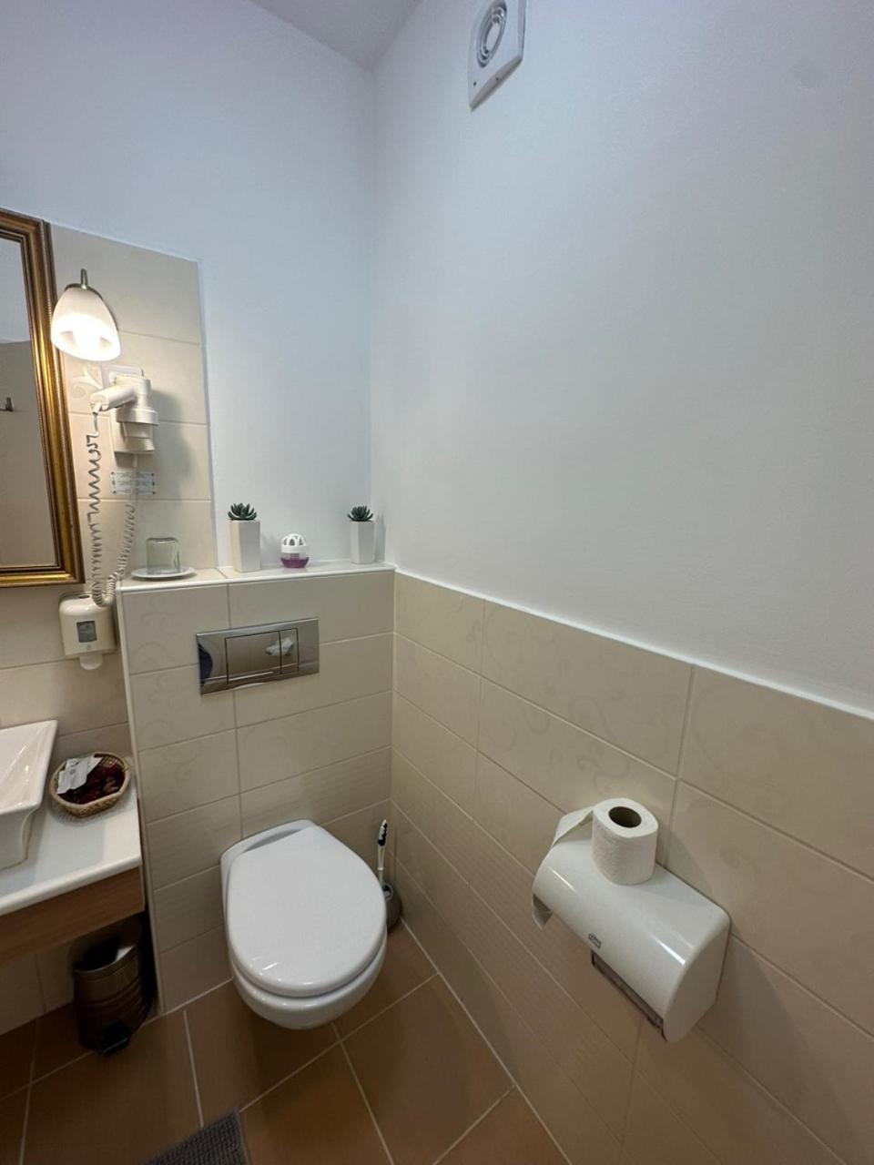 Hotel Forras Komárom エクステリア 写真