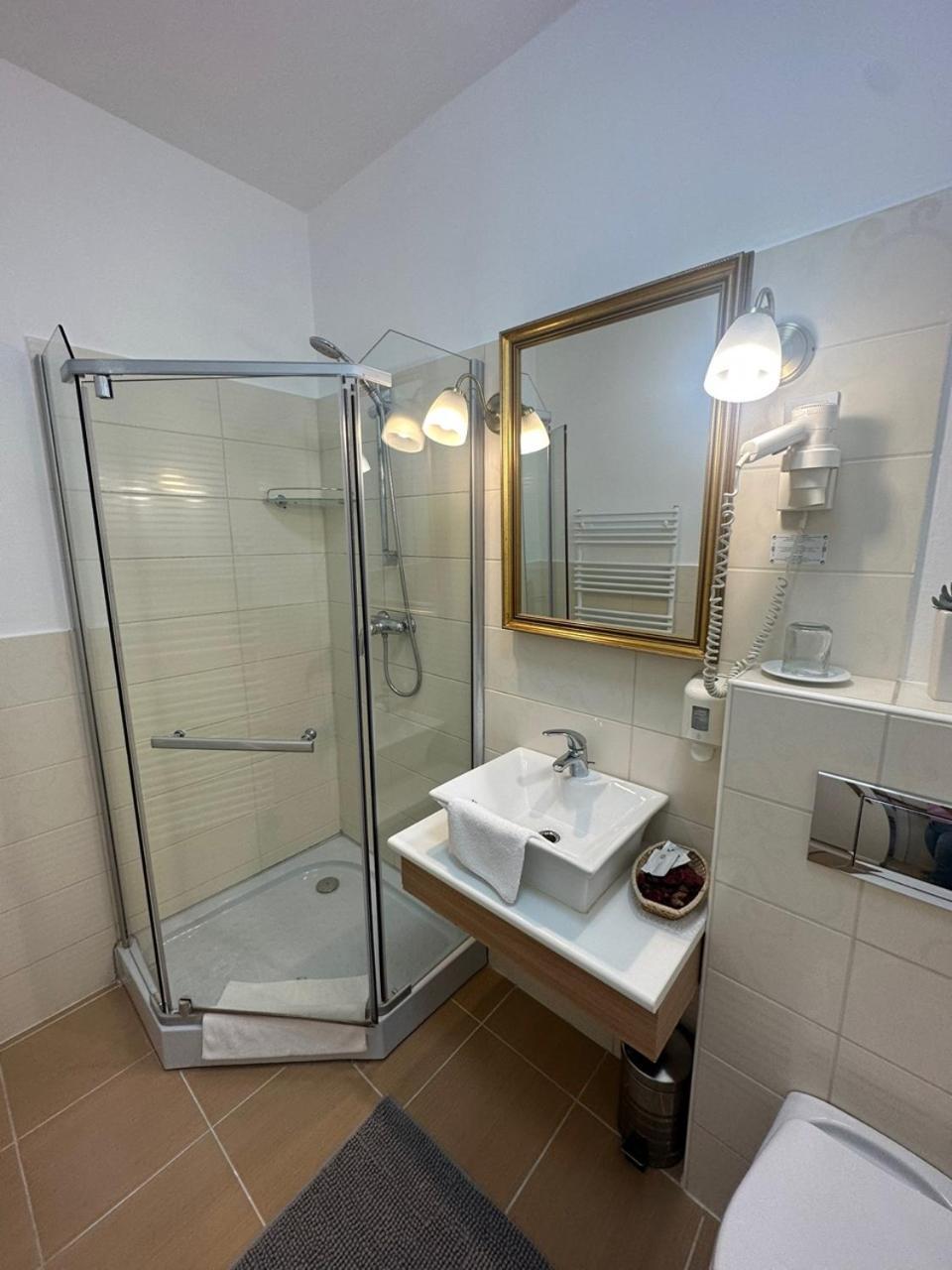 Hotel Forras Komárom エクステリア 写真