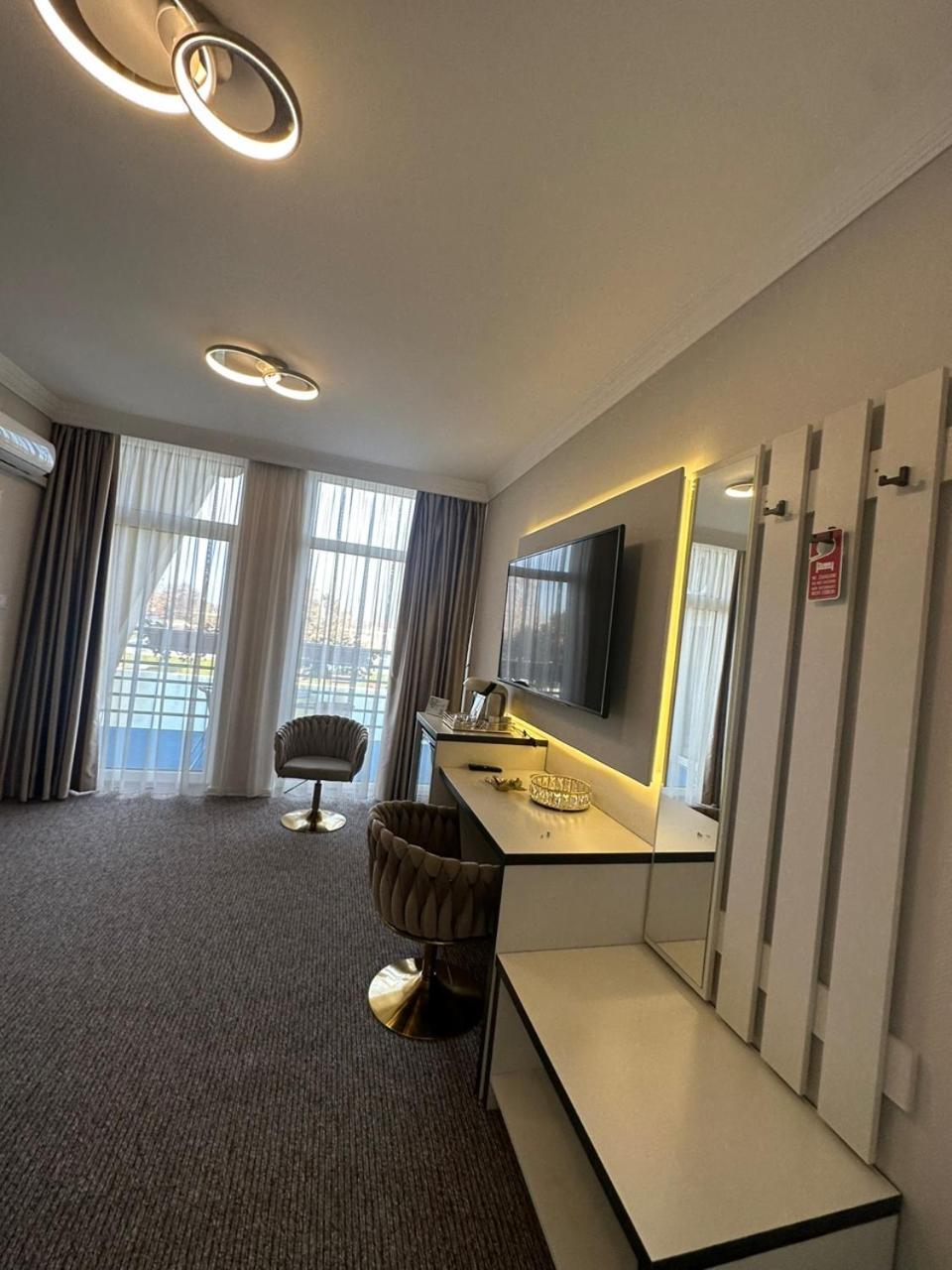 Hotel Forras Komárom エクステリア 写真