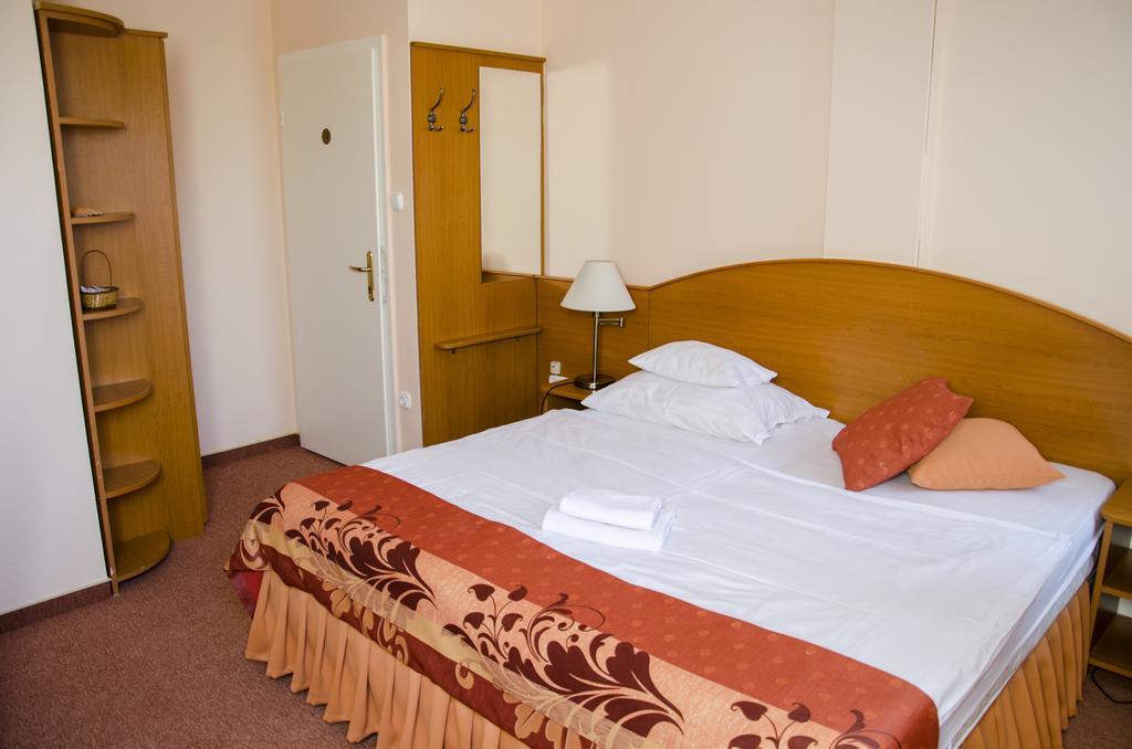 Hotel Forras Komárom エクステリア 写真