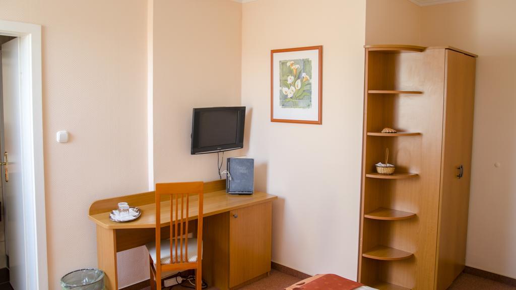 Hotel Forras Komárom エクステリア 写真