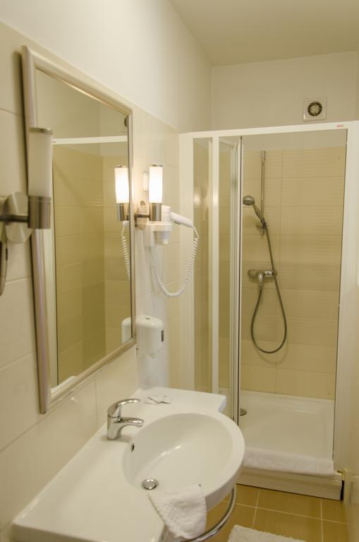 Hotel Forras Komárom エクステリア 写真