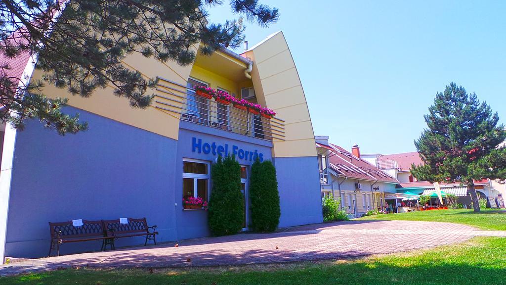 Hotel Forras Komárom エクステリア 写真