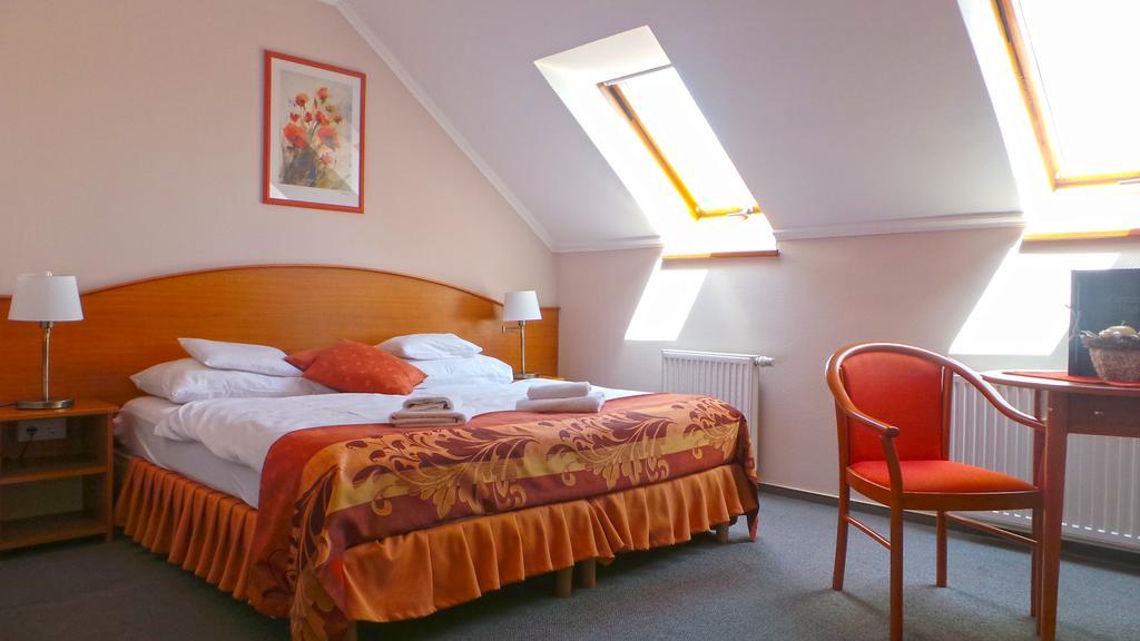 Hotel Forras Komárom エクステリア 写真