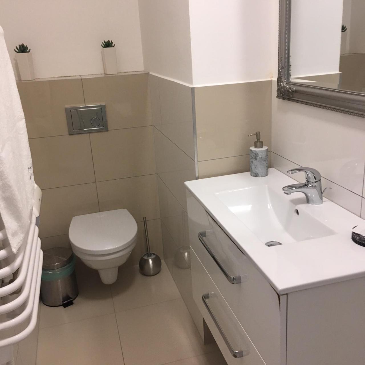 Hotel Forras Komárom エクステリア 写真