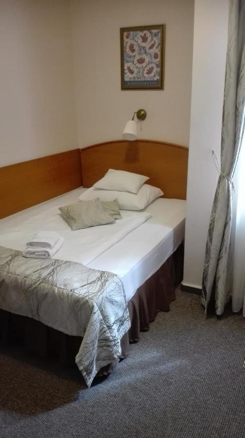 Hotel Forras Komárom エクステリア 写真